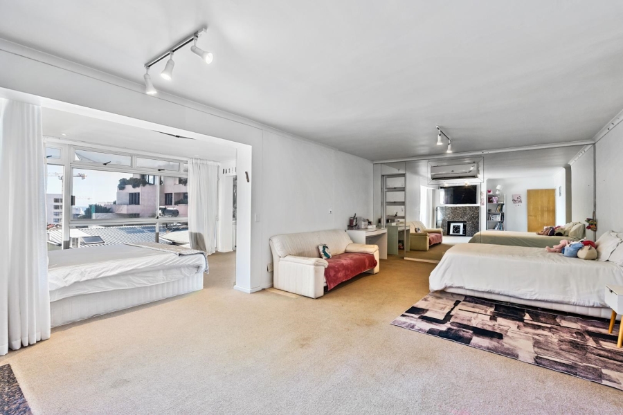 5 Bedroom Property for Sale in Fresnaye Western Cape